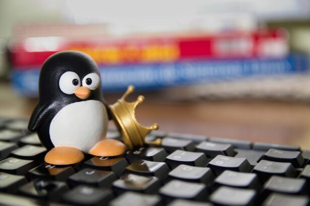Un pingüino de juguete sobre el teclado de un computador.