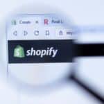 logo de shopify magnificado en una pantalla