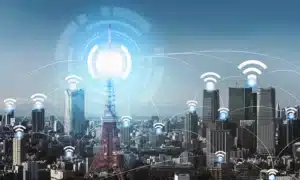 Red de comunicación inalámbrica en una ciudad inteligente, gráfico que muestra el concepto de Internet de las cosas (IoT) y tecnología de información y comunicación (TIC) con edificios modernos de la ciudad en el fondo, representando el valor inalámbrico y las tecnologías inalámbricas.