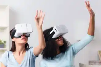 Jóvenes experimentando entretenimiento inmersivo con dispositivos de realidad virtual.