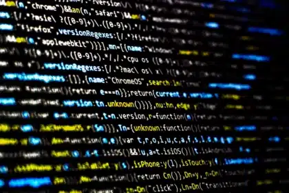Software de Plataformas Componibles: Fondo de código con colores vibrantes: JavaScript comprimido en una pantalla de computadora,
