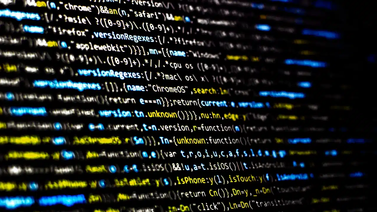 Software de Plataformas Componibles: Fondo de código con colores vibrantes: JavaScript comprimido en una pantalla de computadora,