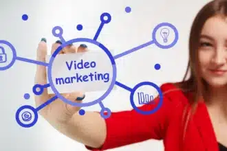 Usuaria interactuando con esquema de Video Marketing y métricas.