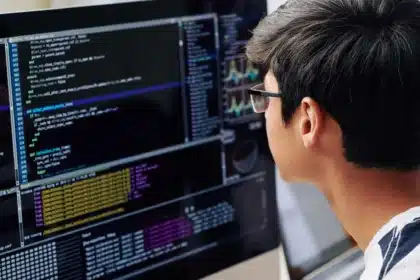 Desarrollador comprobando el código de programación.