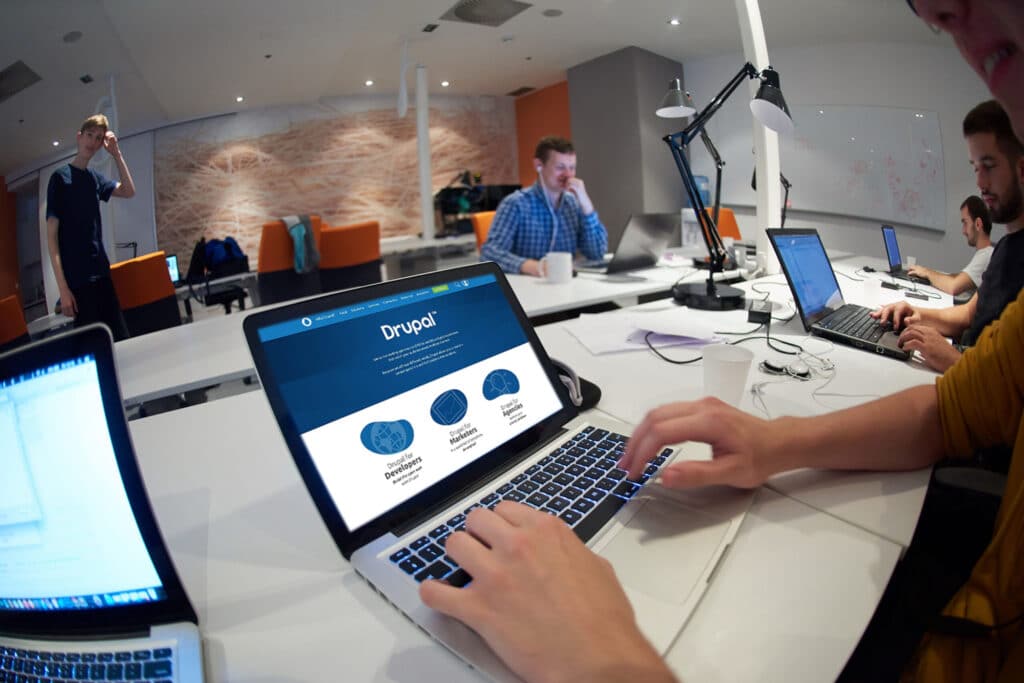 Desarrolladores trabajando con Drupal