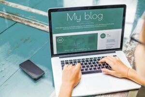 Mujer trabaja su blog personal