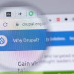 Url del sitio Drupal enfocado en una lupa