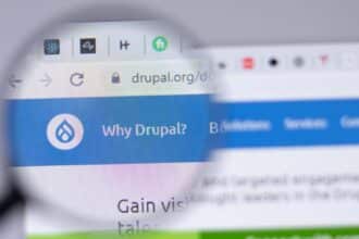 Url del sitio Drupal enfocado en una lupa