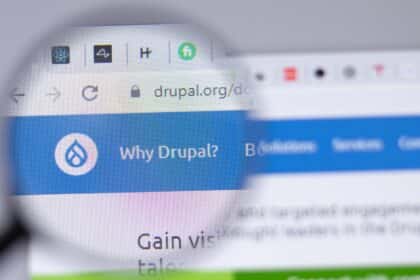 Url del sitio Drupal enfocado en una lupa
