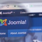 Url del sitio Joomla! enfocado en una lupa