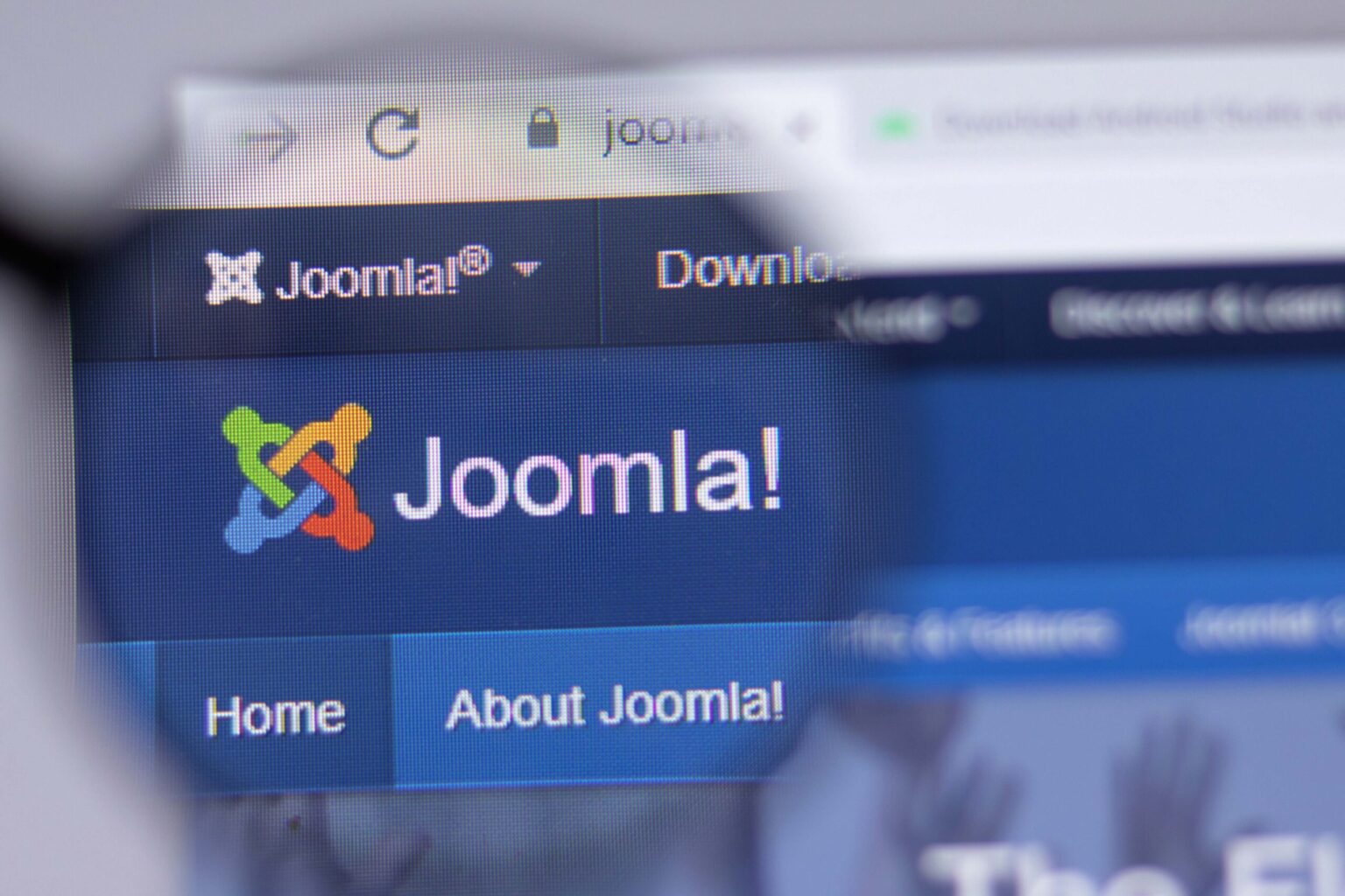Url del sitio Joomla! enfocado en una lupa