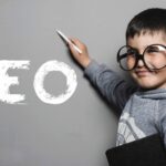 seo escrito por un niño en una pizarra