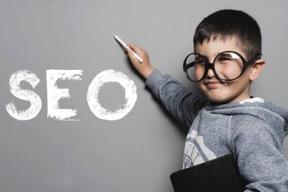 seo escrito por un niño en una pizarra
