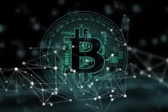 Símbolo de Bitcoin con elementos de conectividad digital en verde representando la tecnología blockchain