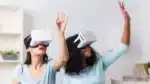 Jóvenes experimentando entretenimiento inmersivo con dispositivos de realidad virtual.