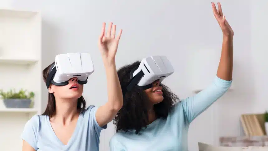 Jóvenes experimentando entretenimiento inmersivo con dispositivos de realidad virtual.