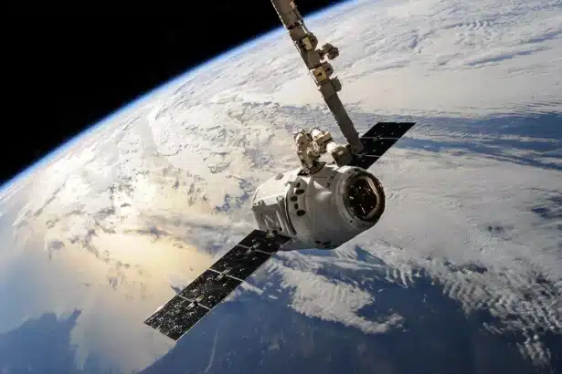 Satélite blanco y gris alrededor del planeta tierra.