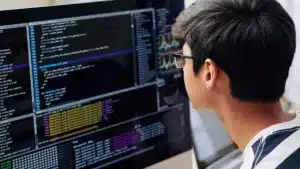Desarrollador comprobando el código de programación.