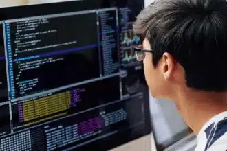 Desarrollador comprobando el código de programación.