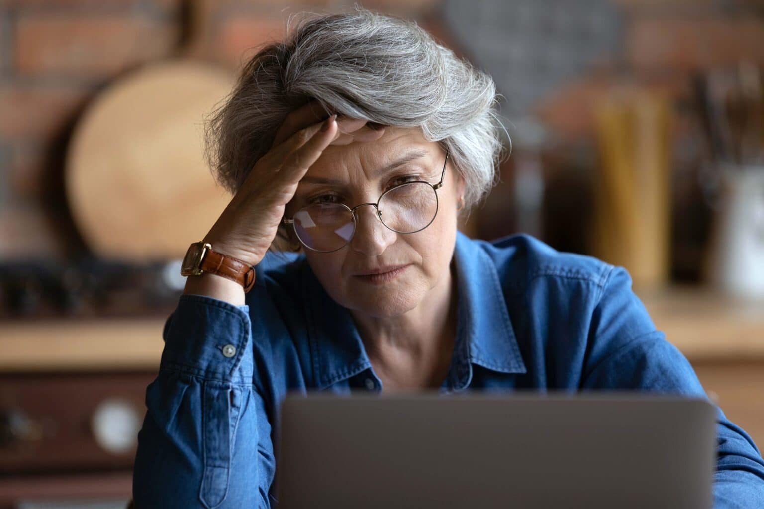 Mujer observa la pantalla de su portátil analizando planes de hosting WordPress.