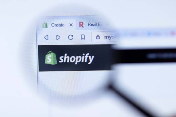 logo de shopify magnificado en una pantalla