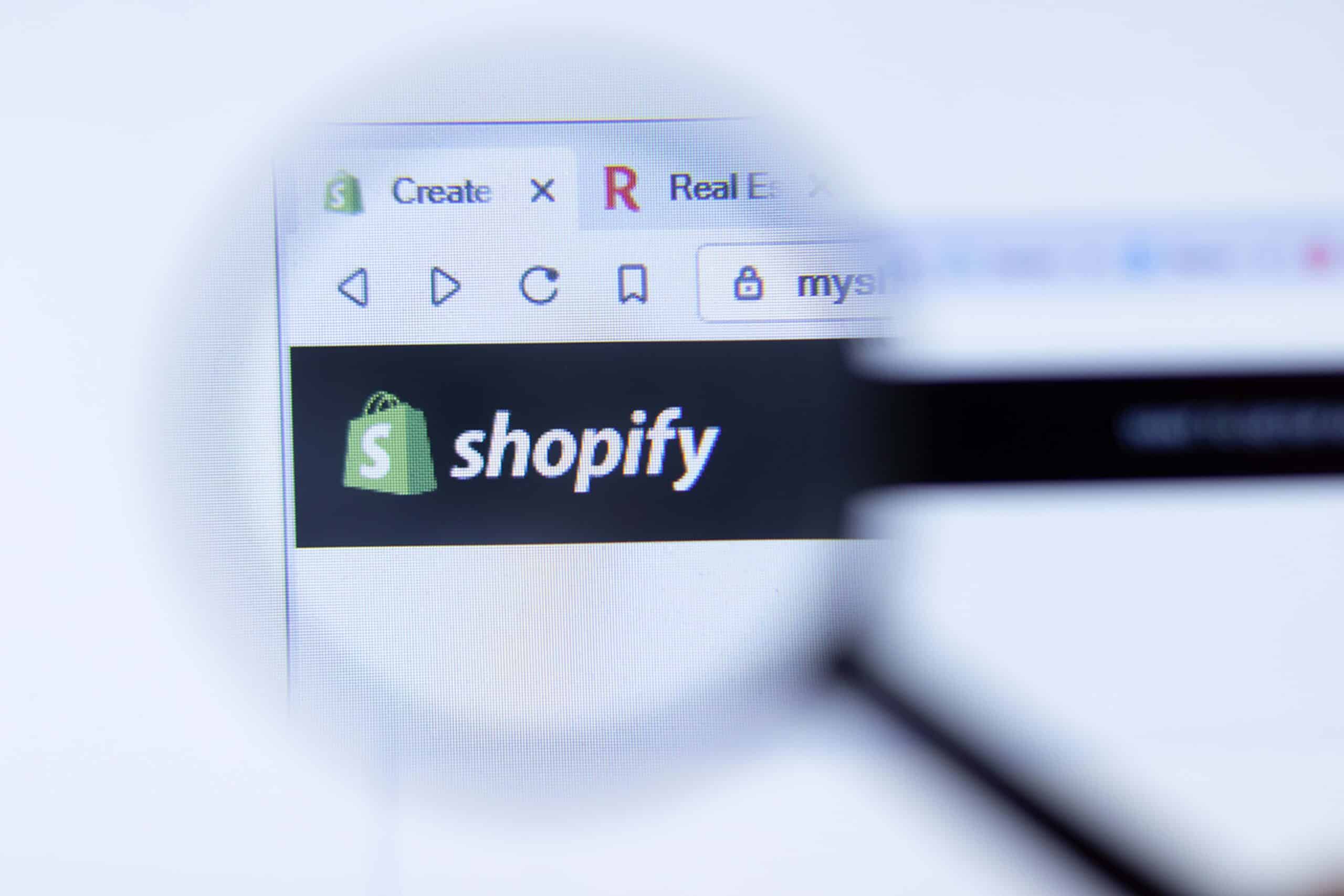 logo de shopify magnificado en una pantalla