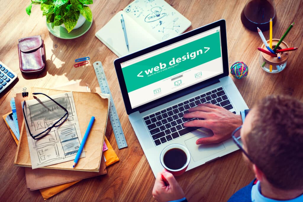 Diseño Web, profesional trabajando en la computadora portátil