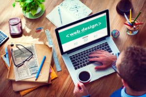 Diseño Web, profesional trabajando en la computadora portátil