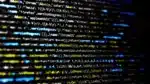 Software de Plataformas Componibles: Fondo de código con colores vibrantes: JavaScript comprimido en una pantalla de computadora,