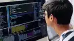 Desarrollador comprobando el código de programación.