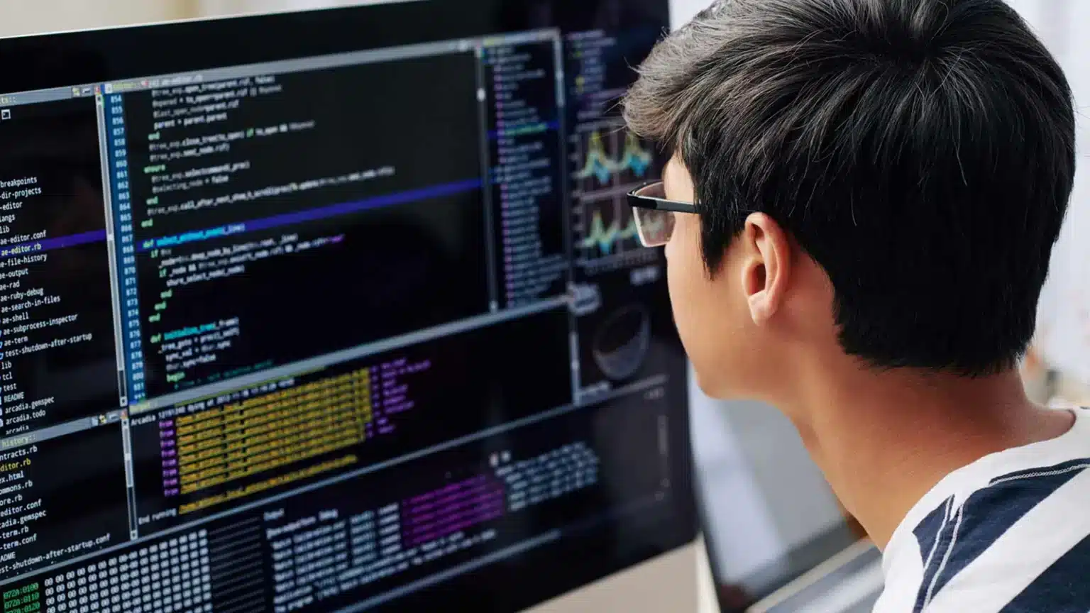 Desarrollador comprobando el código de programación.