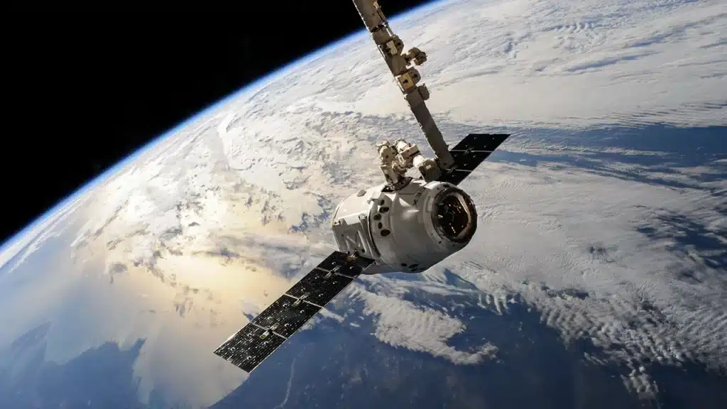 Satélite blanco y gris alrededor del planeta tierra.