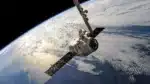 Satélite blanco y gris alrededor del planeta tierra.